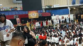 Tomándose fotos los jóvenes con el monseñor Joseph J. Tason de yakima wa previo a la misa.