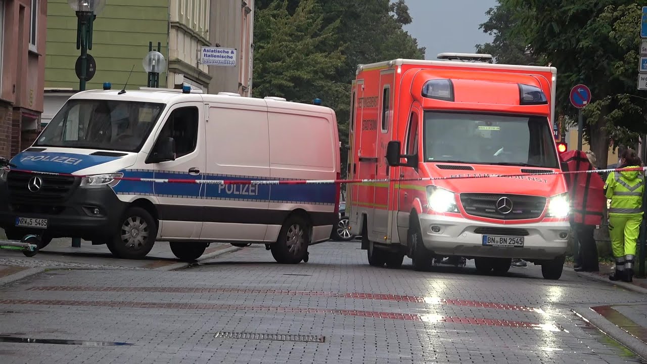 Mercedes-Fahrer schleudert in Geländer von Straßenbahnhaltestelle -  46-jähriger Fahrer stirbt