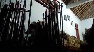Latiahan angklung.  Kuda kepang cindhe laras wadaslintang