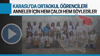 Karasu'da ortaokul öğrencileri, anneler için hem çaldı hem söyledi
