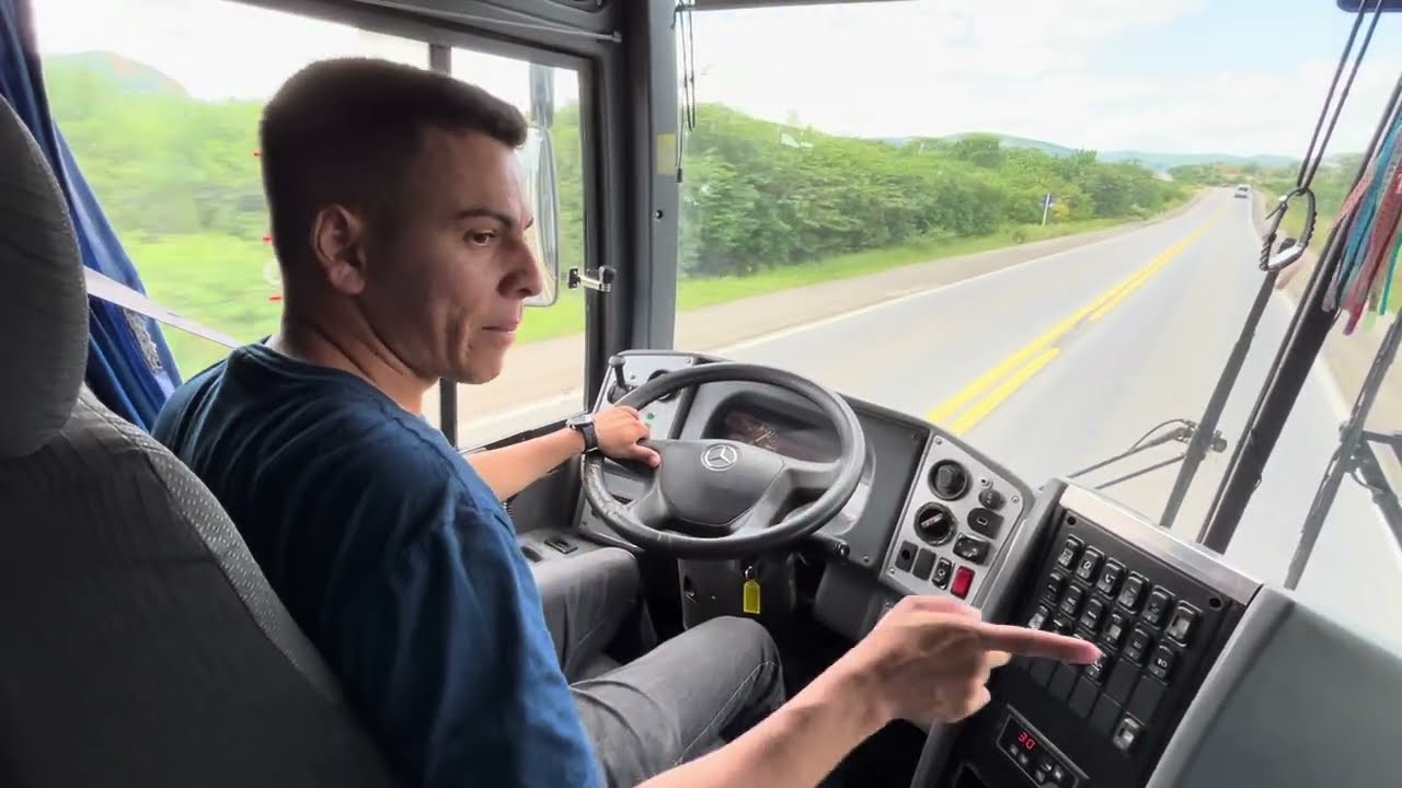 Dirigindo o rodoviário Mercedes benz Comil, motor traseiro, 3 eixos.