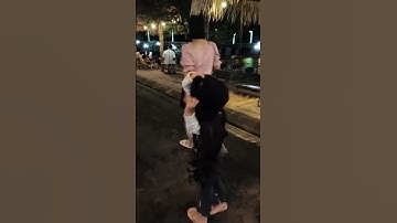 Hai cha con đội mũ tóc giả giữa phố đêm #mutocgia