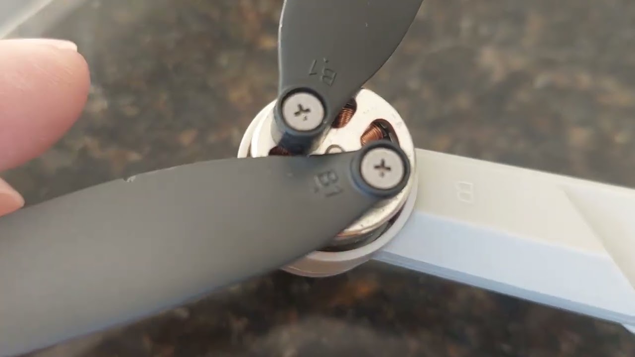 Como trocar a hélices ou  (paletas) do drone L900 PRO 