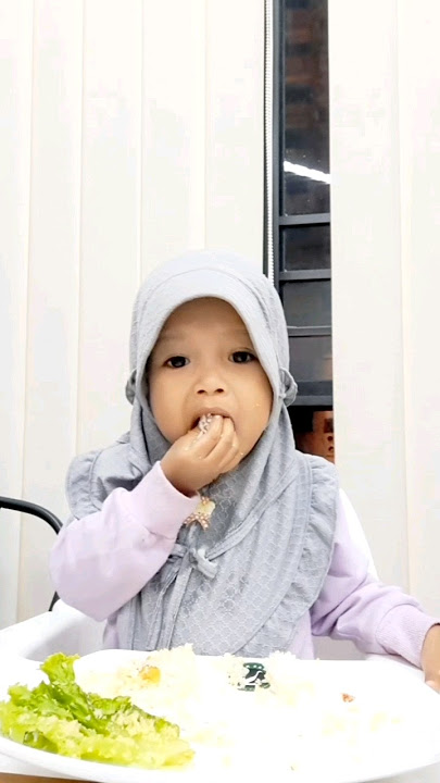Bayi berhijab lagi buka puasa... gak mau makan dari pagi akhirnya makan pas berbuka #bayilucu #hijab