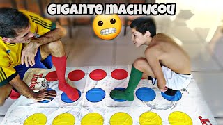 INFELIZMENTE ELE MACHUCOU NO DESAFIO DO TWISTER