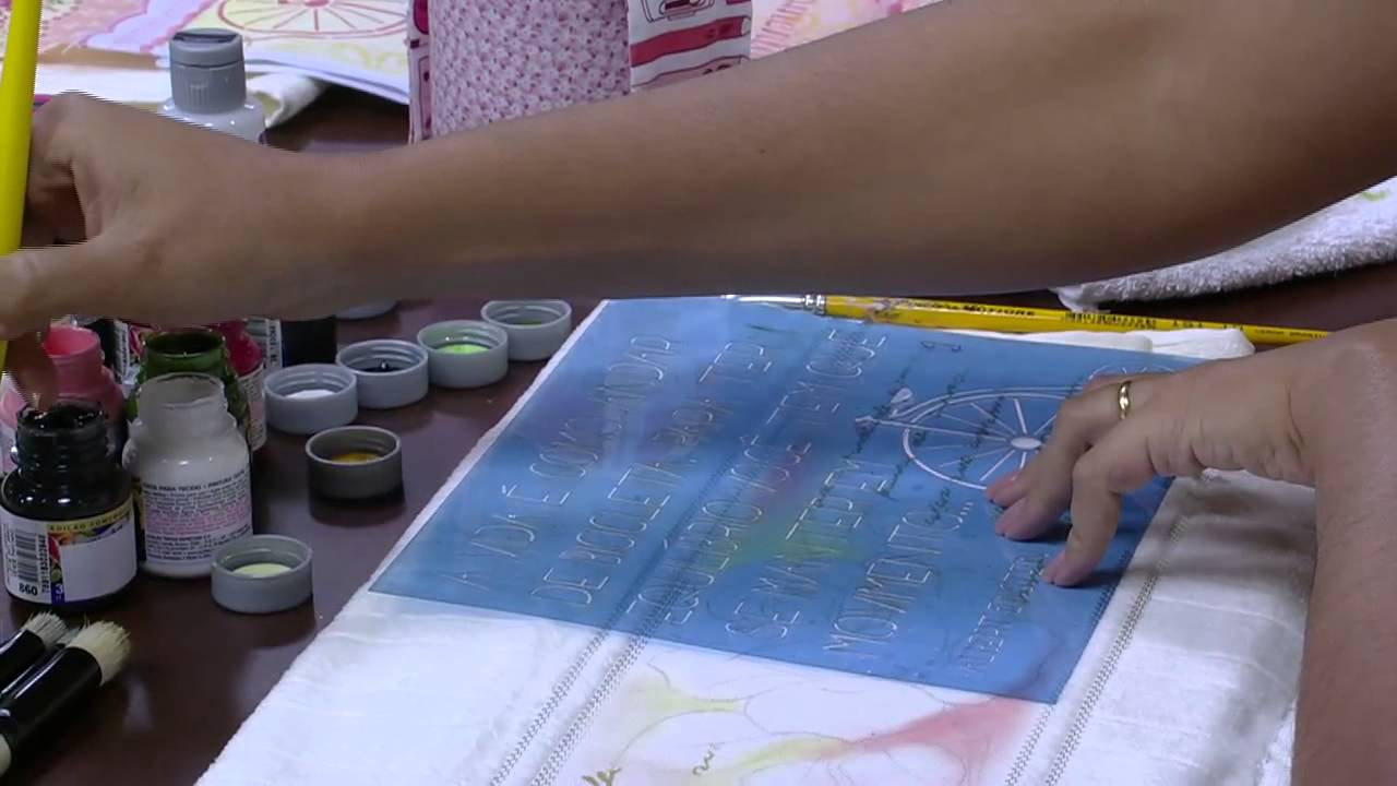 Mulher.com - 21/08/2015 - Pintura de rosas em toalha - Ana Laura Rodrigues PT1