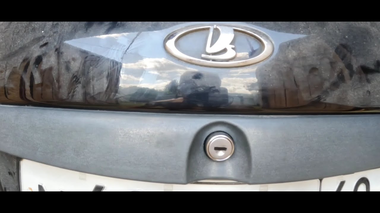 Как поменять накладку "САБЛЮ" на дверце багажника Калины хэтчбек. - YouTube