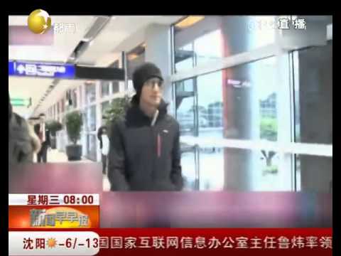 霆锋与王菲度假后独自回港 闻柏芝即回呛记者