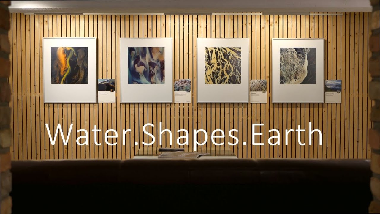 "White things" - Water Shapes Earth by Milán Radisics in der Galerie Hotel Stone in Zingst.