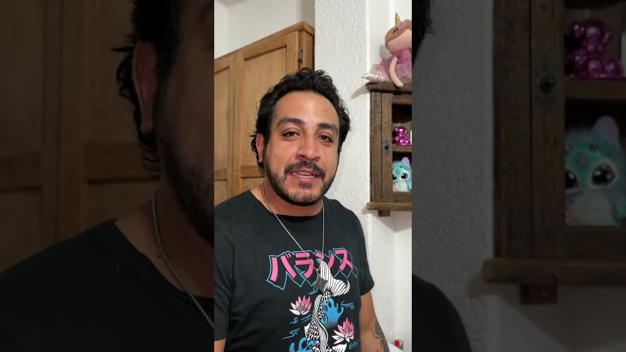 Hago mi maleta porque me voy a grabar una película, mi hija se quería ir conmigo en el equipaje