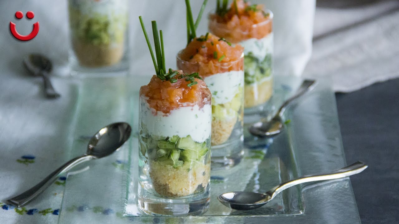 APERITIVO DE SALMÓN AHUMADO Y SALSA DE YOGUR CON CEBOLLINO :: fácil y original para fiestas