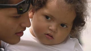 CBS 2's Suzanne Le Mignot steps in to help family from Colombia at police station