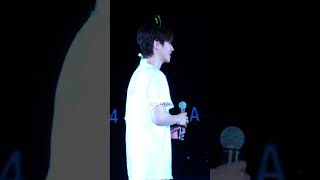 BAEKHYUN APPEARED WITH EVEN MORE SPROUT PINS AND FUNKY DOLLS DURING SEND OFF #baekhyun #shorts