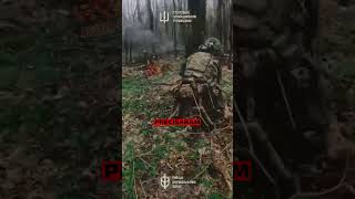 Combate insano entre ucraniano e russos na trincheira em Kharkiv