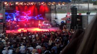 Rodney Atkins performs 'He's mine' live