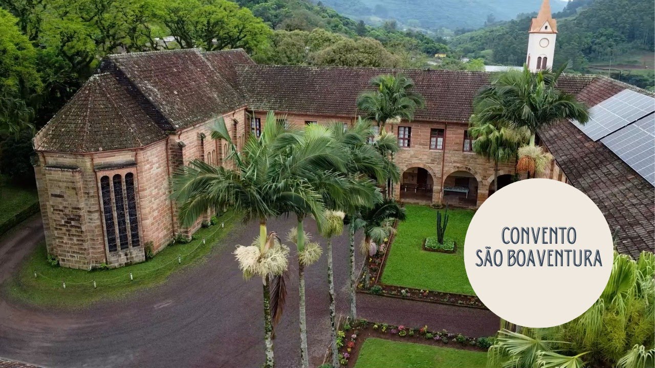 Convento em estilo medieval atrai milhares de visitantes por ano