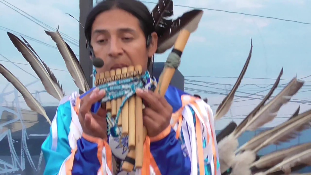 Слушать индейцев перу. Индейцы Рунас Эквадор. Панфлейта Эквадорские индейцы. Флейта индейцев. Индейцы поют в Питере.