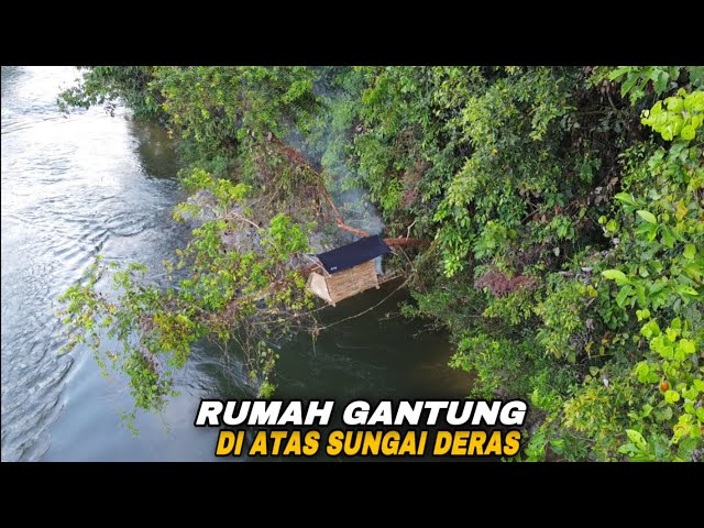 Rumah pohon Gantung,di atas sungai deras ,Bermalam sendiri class=