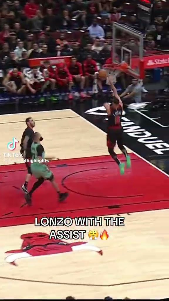 Lonzo assist #hoodnews #lonzoball #zachlavine #chicagobulls #alleyoop #omg #assist #how #wow #team