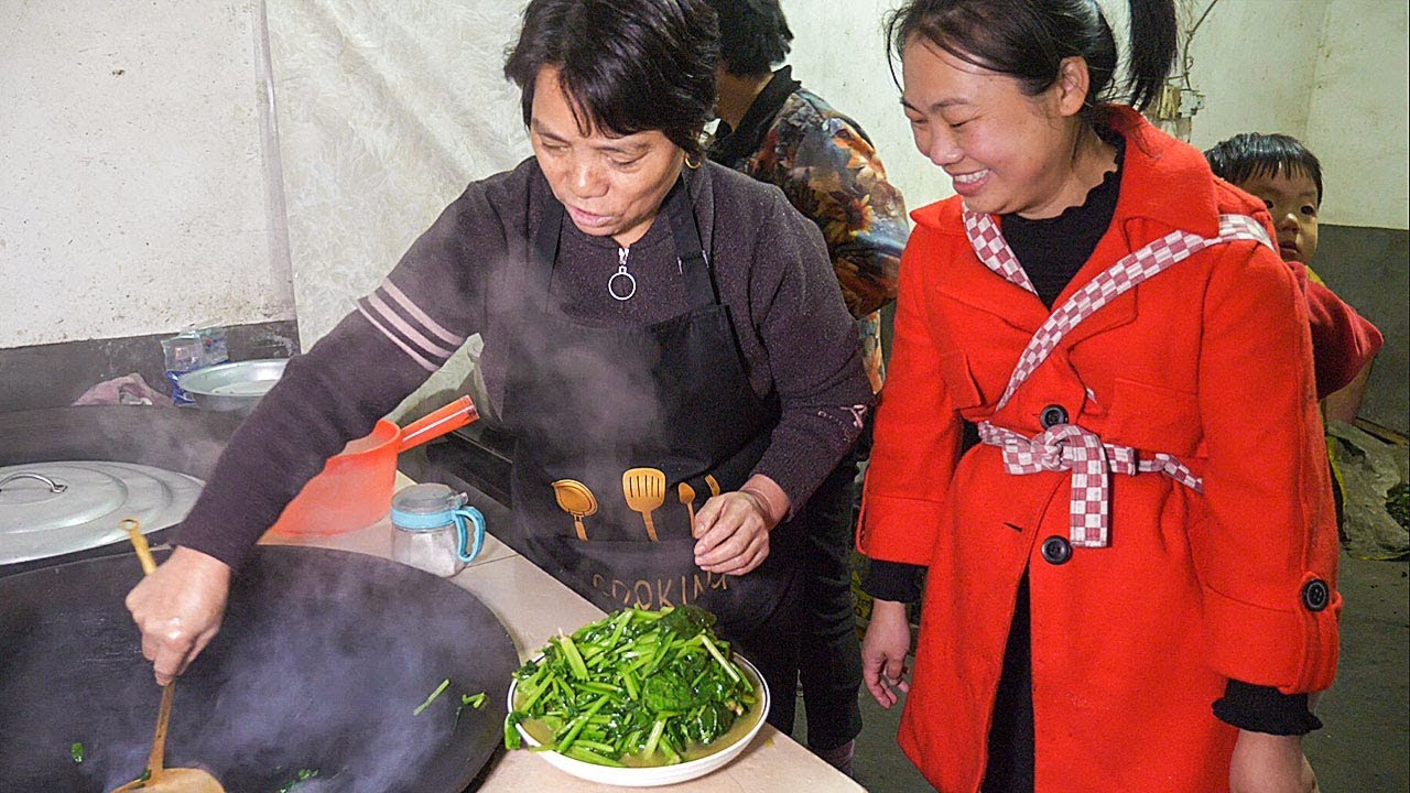 親戚回來，看看媳婦準備啥，還要伯母幫忙炒菜