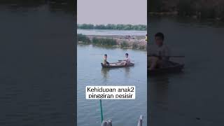 Asyiknya Anakanak Pesisir Pantai Main Perahu
