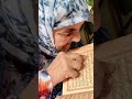 رغم كبر السن وضعف النظر امراة عجوز تقرأ القرآن بصوت جميل