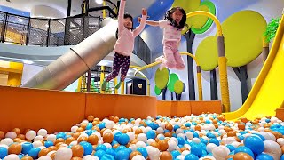 Lompat Ke Mandi Bola Di Dalam Bioskop  Playground Balls Pit Anak