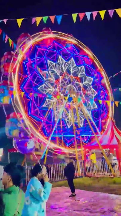 Seru naik Bianglala kelap kelip