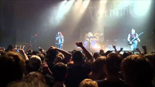 Matt Tuck catching a water bottle thrown by a fan