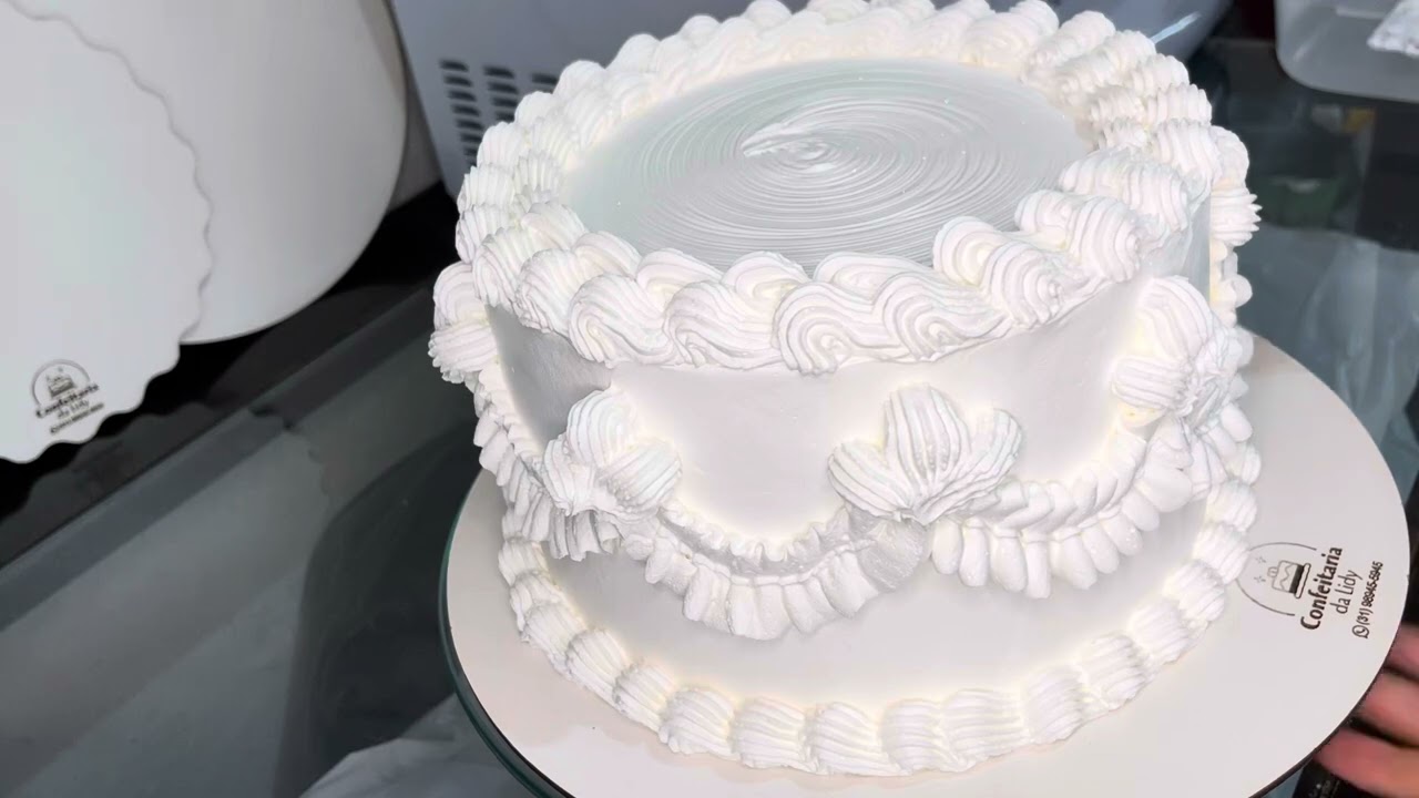 Venha confeitar dois bolos comigo (vintage e flork)