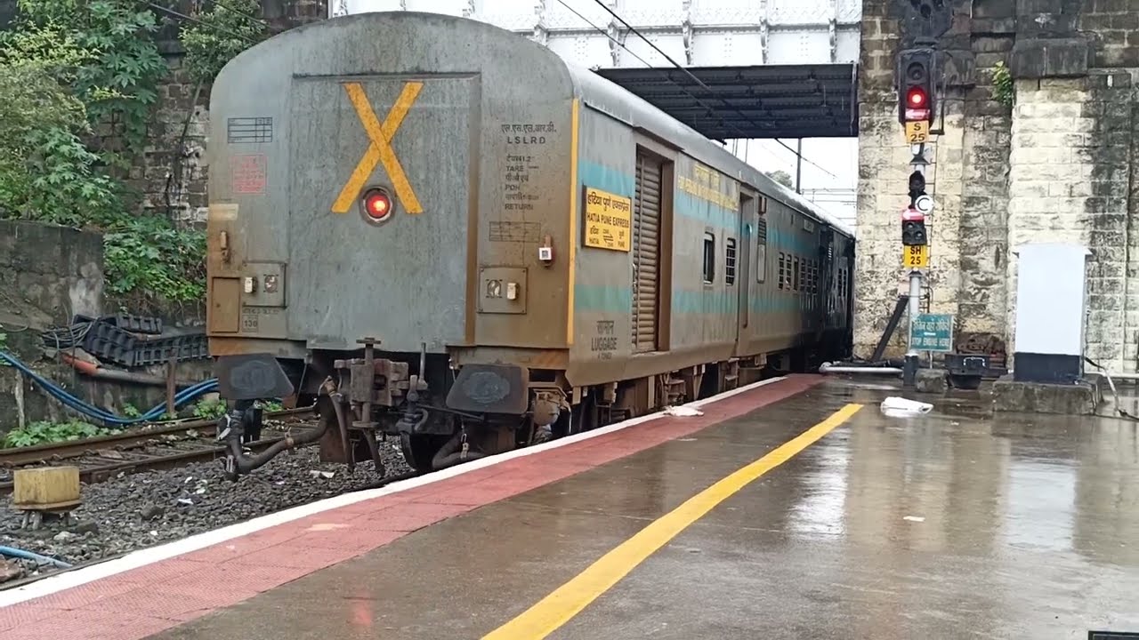 22845 Pune Hatia Express departure from Pune Junction. 
