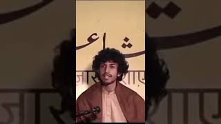 Uski yaas mein shayar ban gya hu