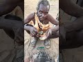 “¡Un hombre africano se come una serpiente viva 😳🐍 | Momento impactante en la jungla 🔥”