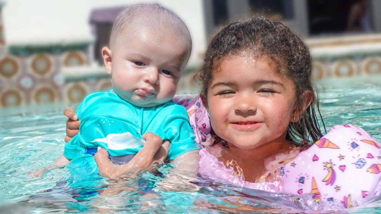 NEO'S FIRST TIME IN THE POOL - YouTube
