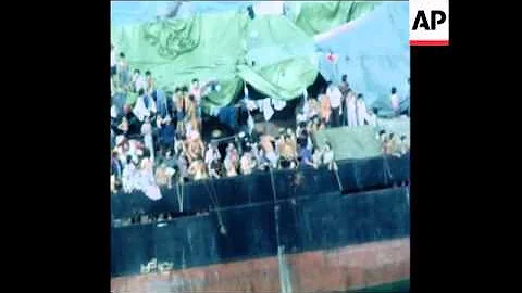 SYND 13 11 78 VIETNAMESE REFUGEE SHIP LAYING OFF SHORE - DayDayNews