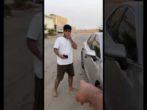 يعلم ابوه ان اخوه يدخن