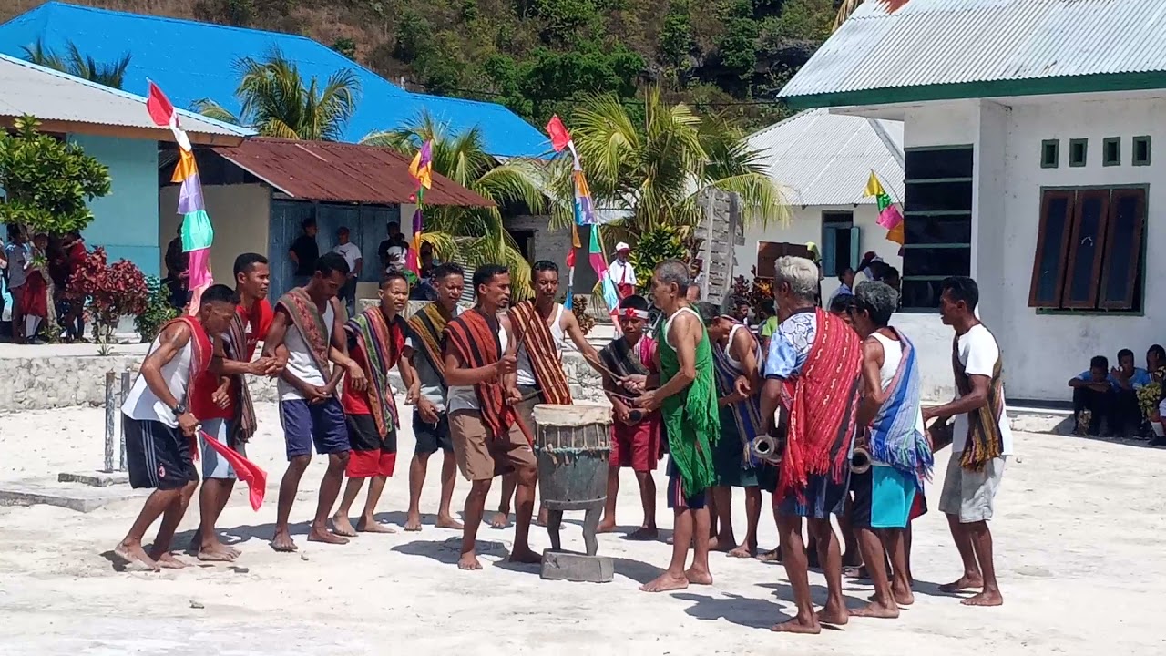 TARIAN ADAT SEKA BESAR OLEH MASYARAKAT DESA RUMAHLEWANG BESAR Dalam Rangka Meramaikan HUT RI