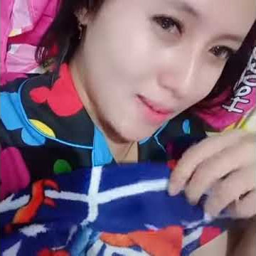 Cewek cantik tidur sendirian.