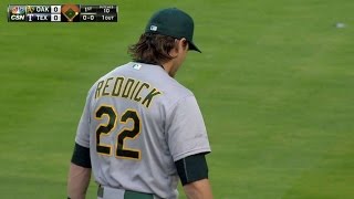 OAK@TEX: Reddick drops fly ball, gets out at second