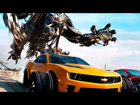 Autobots VS Decepticons en la autopista | Transformers: El lado oscuro de la luna | Clip en Español