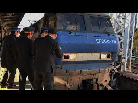 JR西日本  EF200形 JR三ノ宮駅通過のところまさかの緊急停車し車両,線路内点検