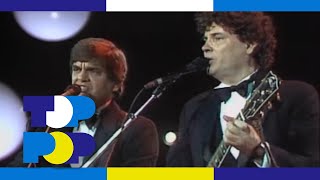 The Everly Brothers - Wake Up Little Susie - Live in 1984 • TopPop Resimi