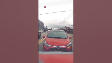 Đi ngược chiều, xe con cố thủ không chịu nhường đường | VnExpress