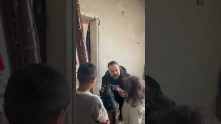 Kırılıyoruz, Üzülüyoruz