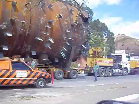 Quatro carretas gigantes transportando Torres AtmosfÃ©ricas para a PetrobrÃ¡s bloquearam parcialmente a BR116 em Caratinga dia 25/08/2011 Cada uma delas tem 5,...