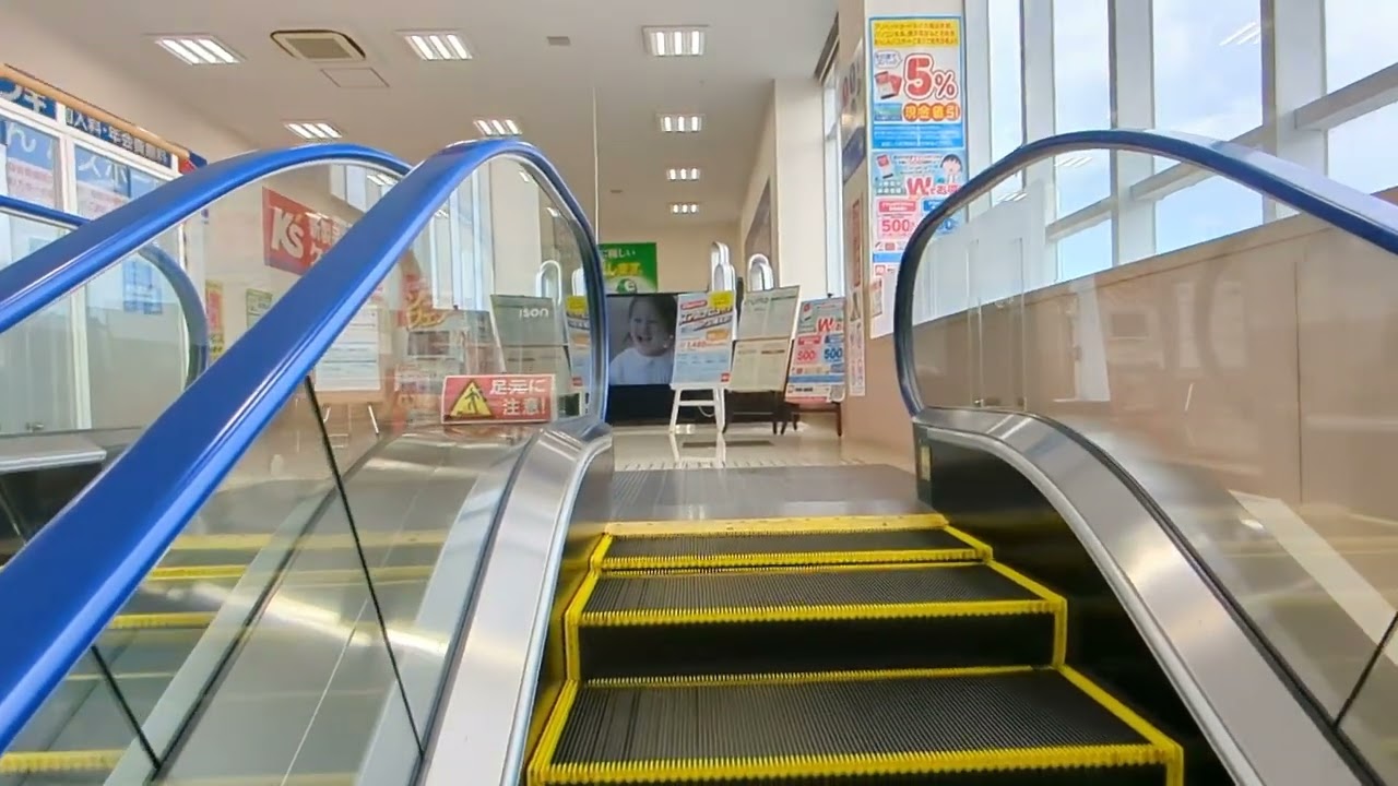 ケーズデンキ甲府店　エスカレーター