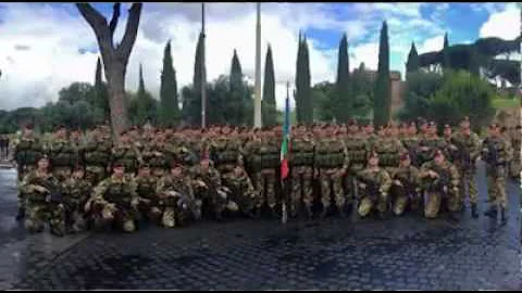 Perché la Folgore indossa il basco amaranto?
