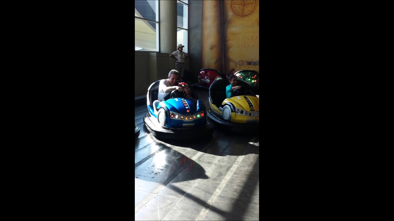 panama jack cancun Sarah con Papá en los carros chocones 1/4/2014