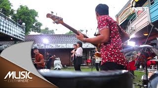 Video thumbnail of "Music Everywhere - Maliq and D'Essentials - Terlalu"