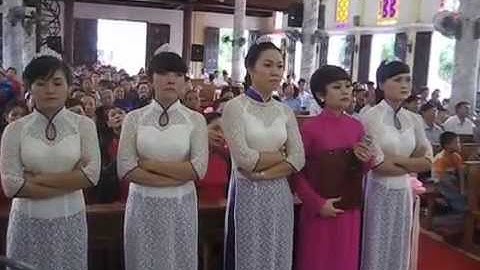 Hội Hiền Mẫu Monica Đồng Yên tặng hoa và cám ơn cha xứ và các cha đồng tế